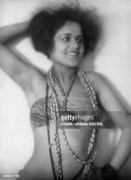 Vihrog, Jessie - Actress, Germany *19.10..1996+ - Portrait, cropped top with Pearl necklaces - undated, about 1928 - Photographer: Lili Baruch -...