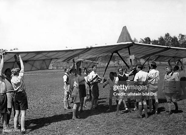 Germany : pupils of a South German school building a sail plane - 1933 - Photographer: Kurt Huebschmann - Vintage property of ullstein bild