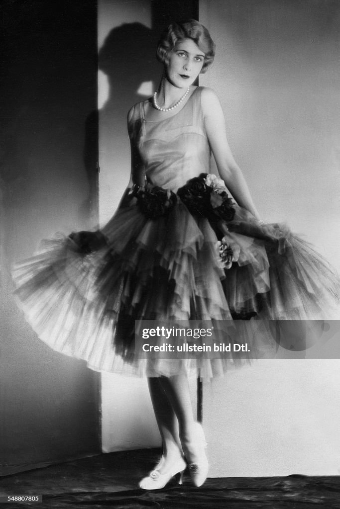 Wearing a tulle dress - undated - Photographer: Albin-Guillot - Published by: 'Die Dame' 2/1926 Vintage property of ullstein bild