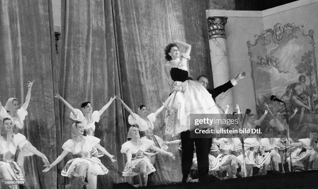 Tabody, Clara - Actor, Hungary *12.01.1915-06.08.1986+ - with Franz Heigl and the ballett dancers in a scene of the opra 'Maske in Blau' by Heinz Hentschke, Music: Fred Raymond Stand of the former Metropol Theater at the Sporthalle at the Funkturm Be