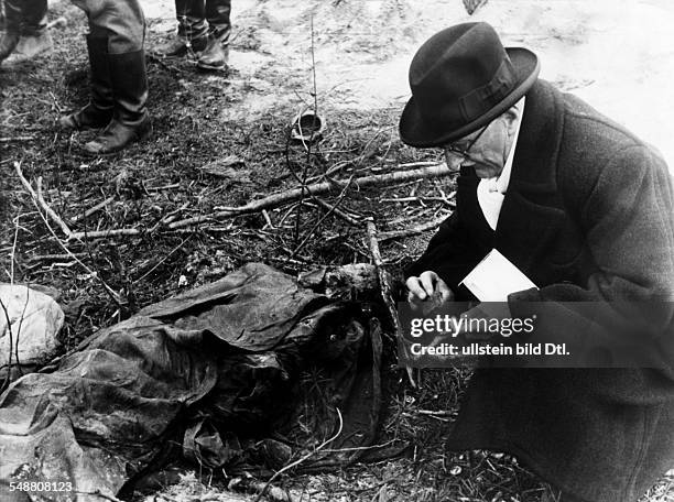 World War, Soviet Union, Katyn massacre 1940: exhumation of corpses by a german guided investigation commission: Professor Neville Geneva) - member...