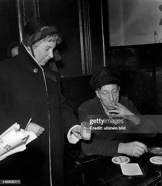 Salvation Army, a female collecting donations in a pub - 1971 - Photographer: Jochen Blume - Vintage property of ullstein bild