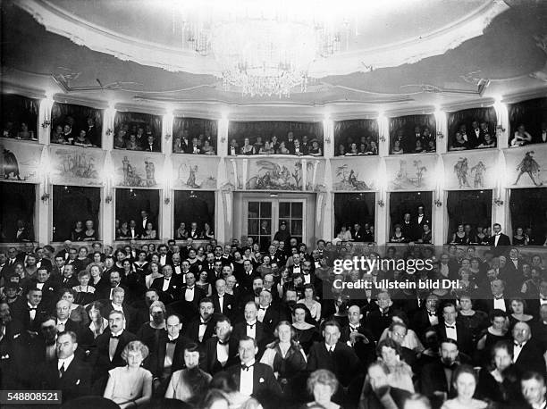 Berlin, Komoedie am Kurfuerstendamm, view of the audience during a dress rehearsal with vip guests Innenansicht 1924 - undated - Photographer: Zander...