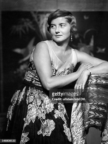 Mrs. Erich Schicht - Portrait in a floral silk dress - around 1929 - Photographer: Franz Fiedler - Published by: 'Die Dame' 04/1929/1930 Vintage...