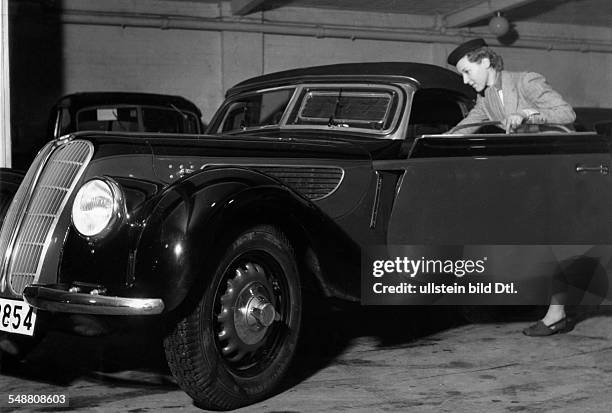 Model-328, roadster, two seater - 1936 - Photographer: Hedda Walther - Published by: 'Die Dame' 04/1938 Vintage property of ullstein bild