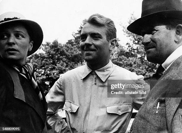 Rosemeyer, Bernd - racing driver, D *-+ - portrait wiht his wife Elly Beinhord and Ferdinand Porsche - about 1936 - Photographer: Heinz von...