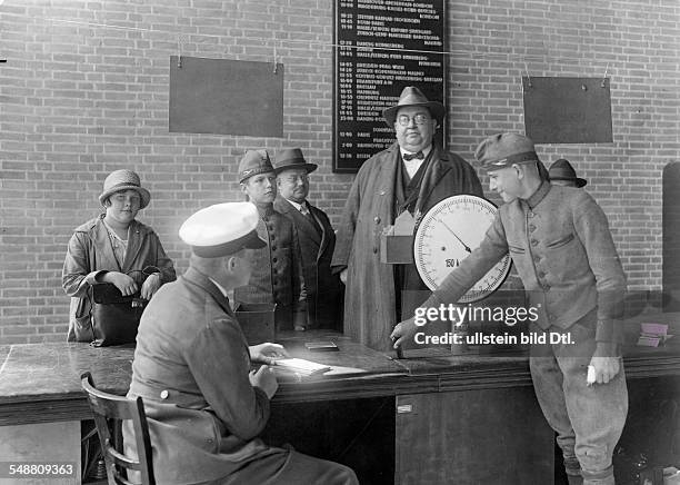 Germany Free State Prussia Berlin Berlin: airport Tempelhof, weighing a passenger - 1928 - Photographer: Frankl - Vintage property of ullstein bild