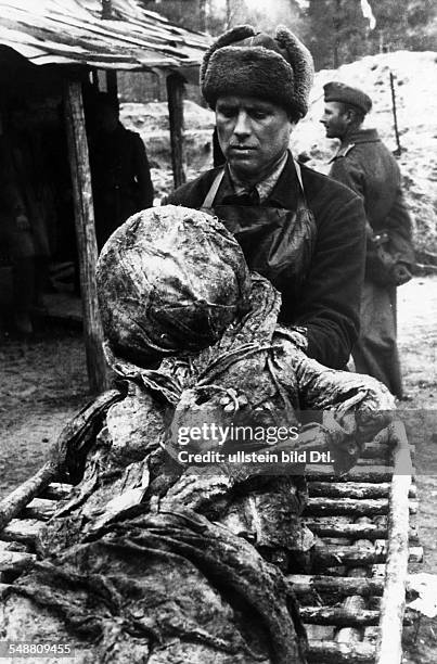 World War, Soviet Union, Katyn massacre 1940: exhumation of corpses by a german guided investigation commission, one of the corpses - 1943 -...