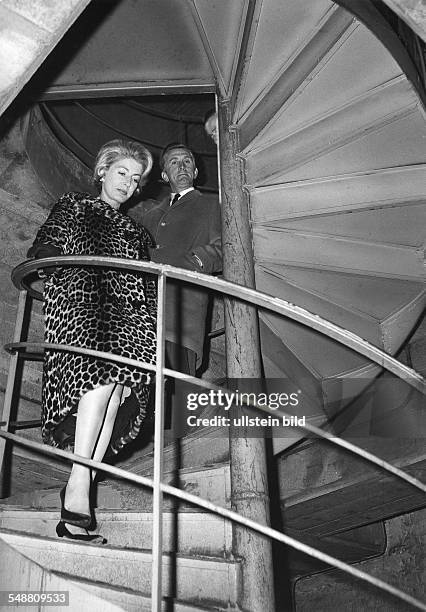 Douglas, Kirk *- Schauspieler, USA - mit seiner Frau Anne Buydens auf der Wendeltreppe zur Freiheitsglocke im Berliner Rathaus Schoeneberg - Februar...