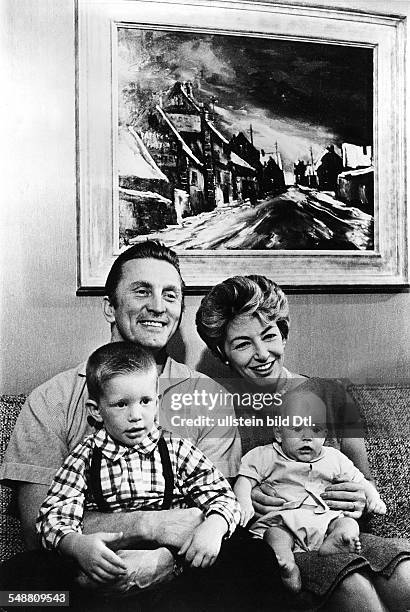 Douglas, Kirk *- Schauspieler, USA - mit seiner Frau Anne Buydens und seinen Kindern - undatiert