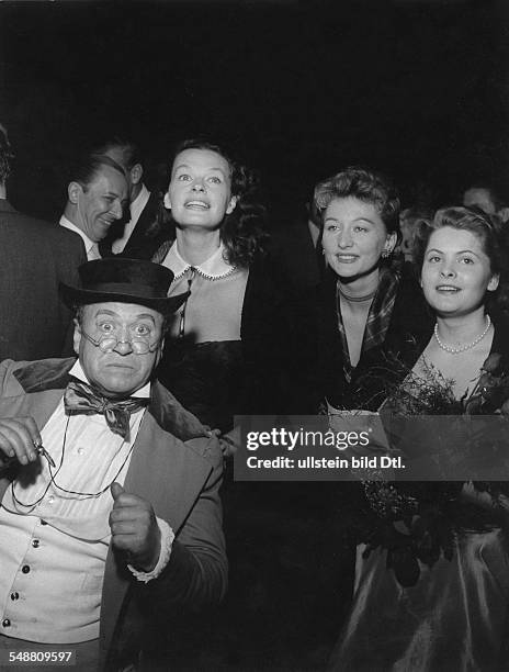 Kuenneke, Evelyn *-+ Saengerin, Schauspielerin, D - v.l.: James Hayter, Margot Hielscher, E.K. Und Hannerl Matz in der Waldbuehne, Berlin - 1960