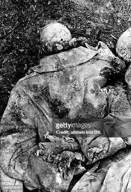 World War, Soviet Union, Katyn massacre 1940: exhumation of corpses by a german guided investigation commission, bound corpse of polish officer with...