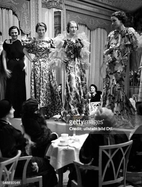 Great Britain England London: Fashion, the first German fashion show in England at the Mayfair Hotel in London, the models on the catwalk - 1935 -...