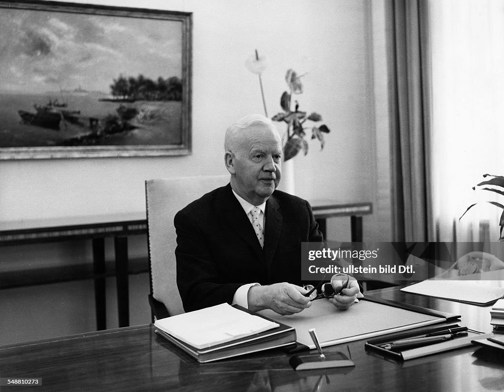 Luebke, Heinrich - Politician (CDU), D *14.10.1894-06.04.1972+ President of the Federal Republic of Germany (West Germany) from 1959 to 1969  - Portrait in the Berlin castle of Bellevue, the official residence of the President - about 1960  Vintage p