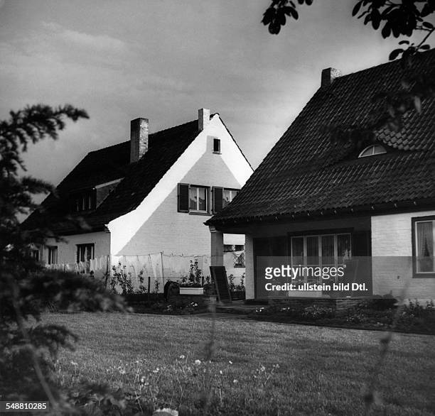 Houses in the 'Schlageter-Siedlung' in Duesseldorf - around 1937 - Photographer: Hedda Walther - Published by: 'Die Dame' 15/1937 Vintage property of...