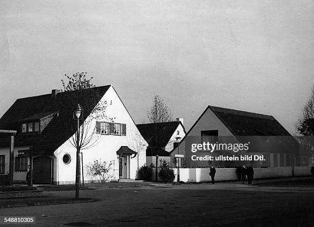 Houses in the 'Schlageter-Siedlung' in Duesseldorf - around 1937 - Photographer: Hedda Walther - Published by: 'Die Dame' 15/1937 Vintage property of...