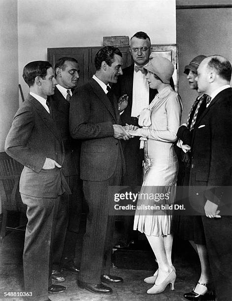 Gilbert, John Schauspieler, USA Bei seiner Hochzeit mit Ina Claire im Clark Couty Courthouse in Las Vegas, Nevada. Die Hochzeitsgesellschaft...