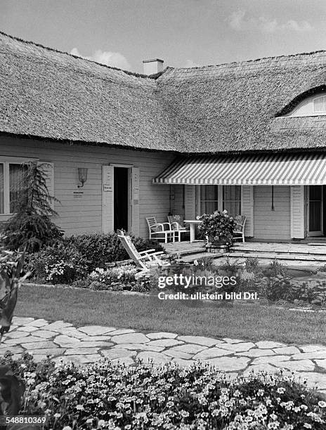 Sun terrace of a one-family house in the 'Schlageter-Siedlung' in Duesseldorf - around 1937 - Photographer: Hedda Walther - Published by: 'Die Dame'...