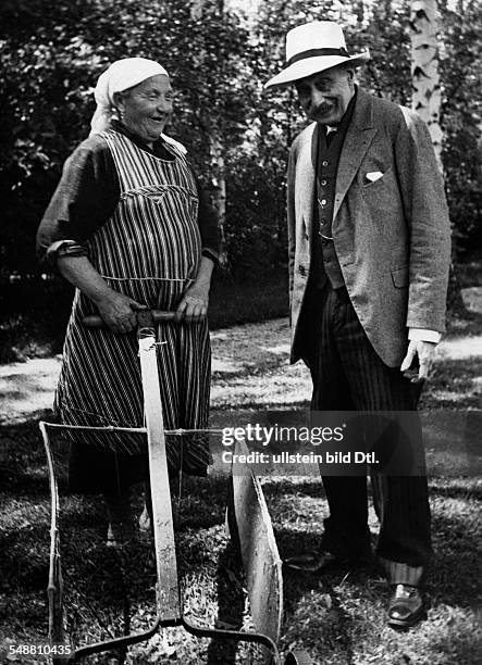 Liebermann, Max - Painter, Visual artist, Germany *20.07.1847-+ - in conversation with his gardener in his garden in Berlin - Wannsee - about 1933...