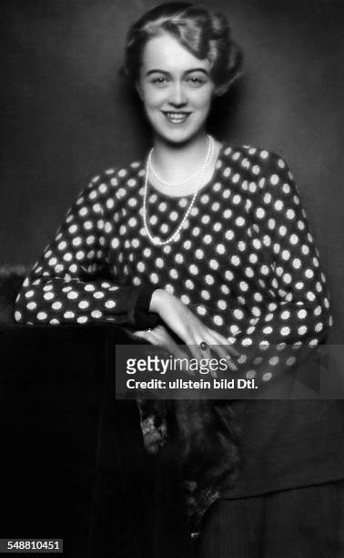 Fashion: Caecilie Sternberg in a polka-dotted pullover - 1928 - Photographer: Edith Barakovich - Published by: 'Die Dame' 24/1928 Vintage property of...