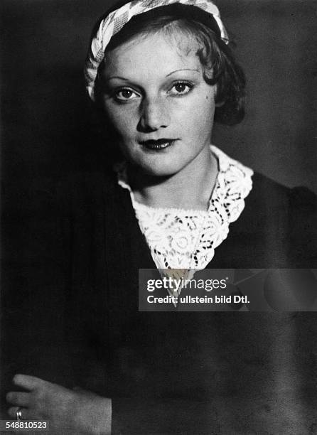 Wife of French director Rene Clair Published in Querschnitt 9/1932 - Photographer: Marianne Breslauer Vintage property of ullstein bild