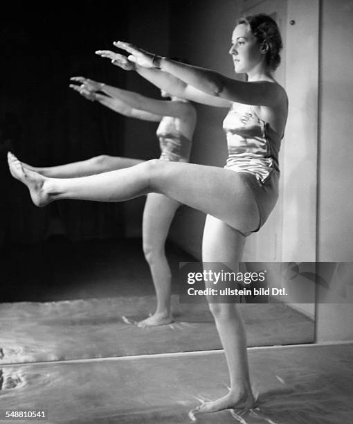 Gymnastics at Elizabeth Arden - full-figure portrait - um 1937 - Photographer: Hedda Walther - Published by: 'Die Dame' 01/1938 Vintage property of...