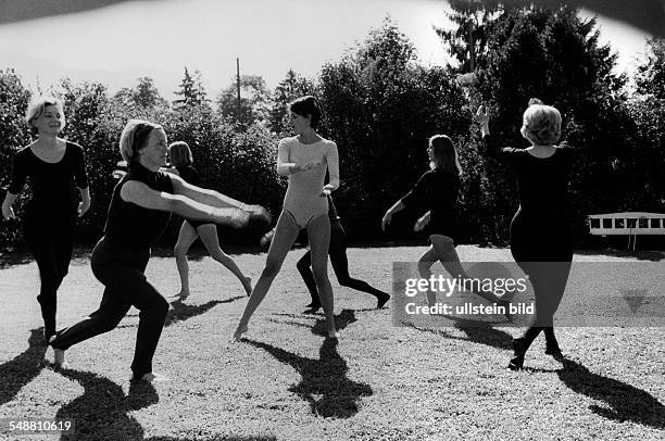 Sports, gymnastics: women at gymnastics exercises on a meadow - 1971 - Photographer: Jochen Blume - Vintage property of ullstein bild