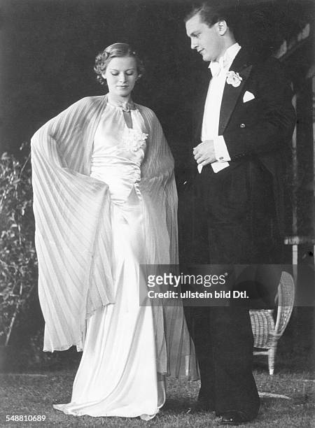 German actor Curd Juergens wearing a dinner jacket and a lady wearing a white evening gown - 1936 - Photographer: Hedda Walther - Published by: 'Die...