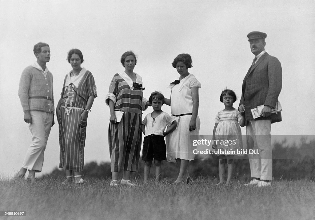 Mann, Thomas - Writer, D *06.06.1875-12.08.1955+ Nobel Prize laureate 1929 - Thomas Mann with his family on Hiddensee Island; from left: Klaus, Erika, Katja, Michael, Monika, Elisabeth and Thomas Mann - 1924 - Published in: 'Zeitbilder'; 27/1925
