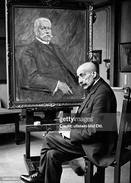 Liebermann, Max - Painter, Visual artist, Germany *20.07.1847-+ - Portrait in front of the painting of Paul von Hindenburg - about 1927 - Published...