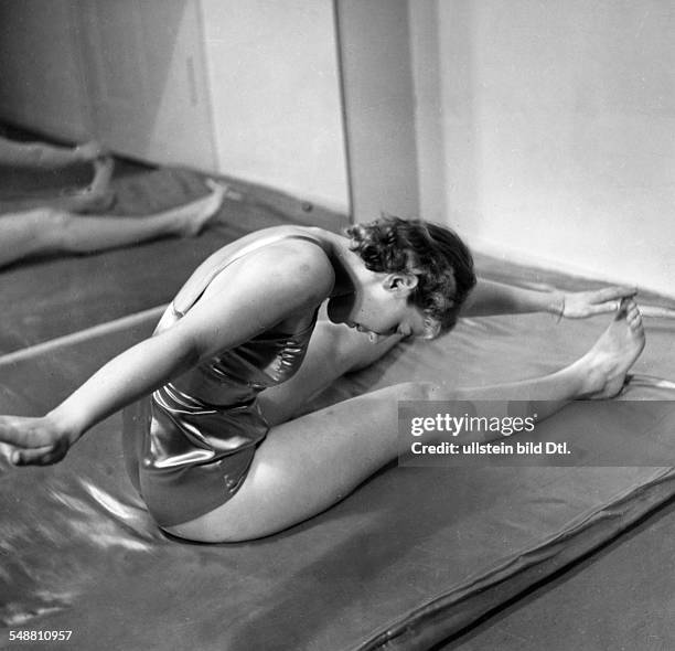 Gymnastics at Elizabeth Arden - around 1937 - Photographer: Hedda Walther - Published by: 'Die Dame' 01/1938 Vintage property of ullstein bild