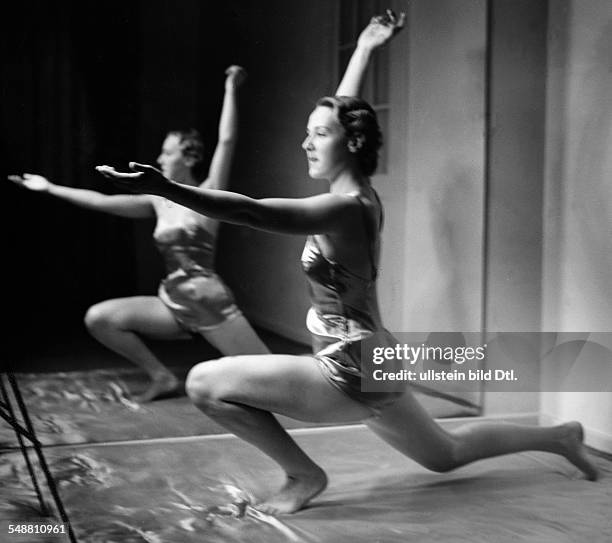 Gymnastics at Elizabeth Arden - full-figure portrait - um 1937 - Photographer: Hedda Walther - Published by: 'Die Dame' 01/1938 Vintage property of...