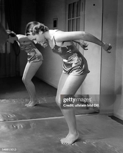 Gymnastics at Elizabeth Arden - full-figure portrait - um 1937 - Photographer: Hedda Walther - Published by: 'Die Dame' 01/1938 Vintage property of...