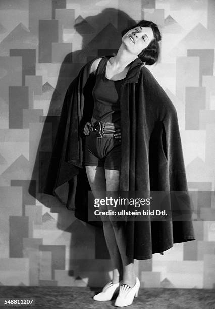 Willenz, Nini - Dancer, Actress, Germany - full-figure portrait - role-picture in the play 'Die Schule von Uznach' by Carl Sternheim, Theater in der...
