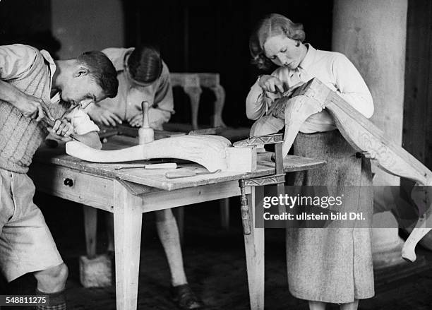 Germany : pupils of a South German school working a carpentry - 1933 - Photographer: Kurt Huebschmann - Vintage property of ullstein bild