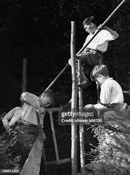Germany : pupils of a South German school, the boys building a log cabin - 1933 - Photographer: Kurt Huebschmann - Vintage property of ullstein bild