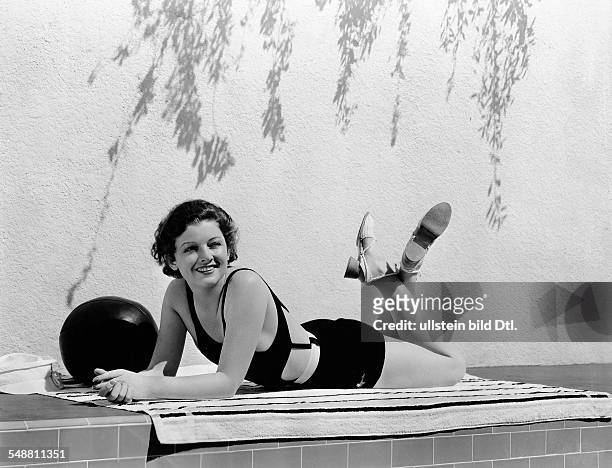 Loy, Myrna - Actress, USA *-+ - Portrait im Bikini - about 1934 - Published in: 'B.Z.'; Vintage property of ullstein bild