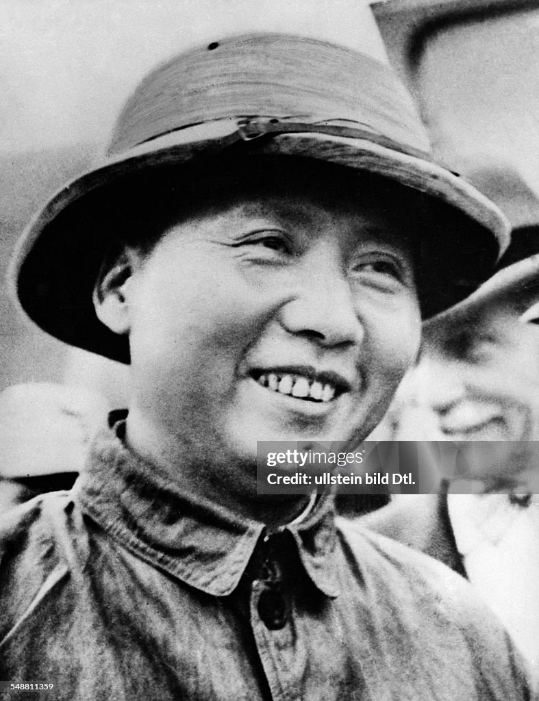 Mao Zedong - Politician, China *26.12.1893-09.09.1976+ Chairman of the Communist Party of China (1943-1976); Chairman of the CPPCC (1949-1954); President of the People's Republic of China (1954-1959) - Portrait - about 1940 - Published in: 'Sie'