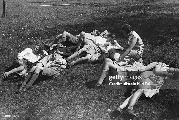 Germany : pupils of a South German school, the pupils reading to each other during thier leisure time - 1933 - Photographer: Kurt Huebschmann -...