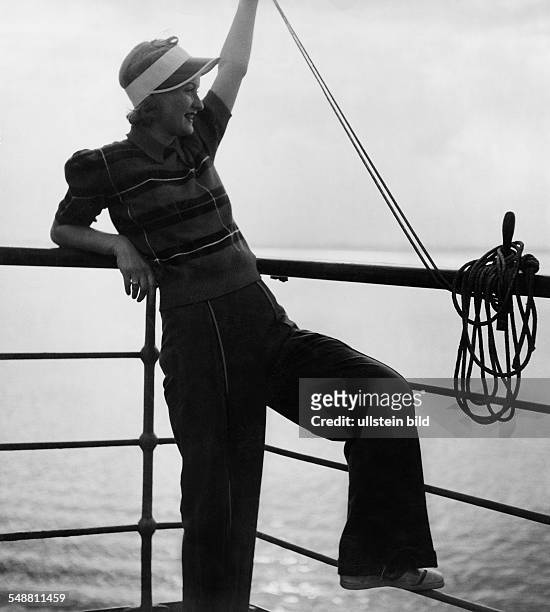 Fashion on deck of the 'Bremen Europe': Woman in a patterned short-sleeved pullover and pants ) - 1939 - Photographer: Karl Ludwig Haenchen -...