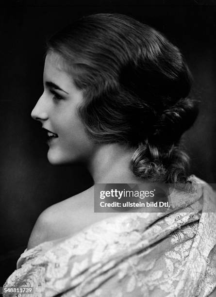 Geb. Baronesse von Freyberg als Filmschauspielerin Pseudonym Daisy d'Ora Miss Germany 1931 - Portrait im Profil - 1929