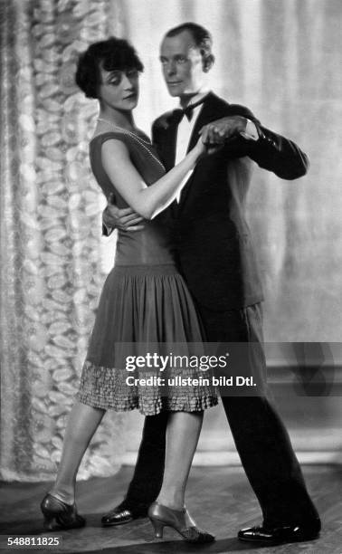 Couple dancing the Charleston - 1926 - Photographer: Mario von Bucovich - Published by: 'Uhu' 01/1926/27 Vintage property of ullstein bild