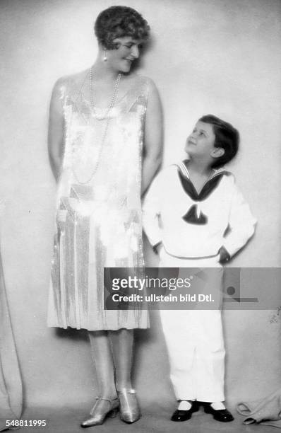 Fashion:baroness Alina of Ringhoffer wearing a silk dress and her son in a sailor suit - 1927 - Photographer: Edith Barakovich - Published by: 'Die...