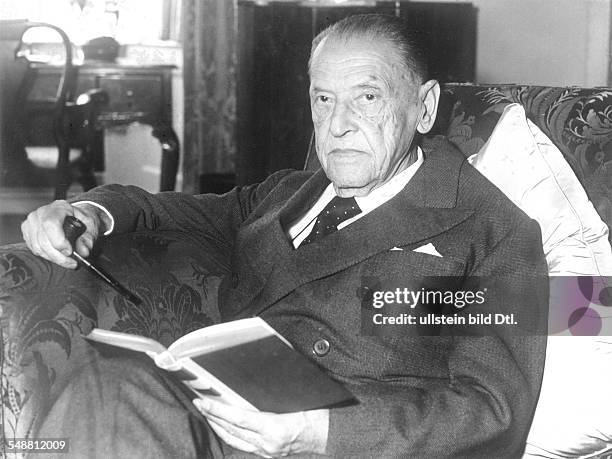 Maugham, William Somerset - Writer, Physician, GB *25. 01.1874-+ - Portrait in his appartment in London - about 1959 - Published in: 'Berliner...