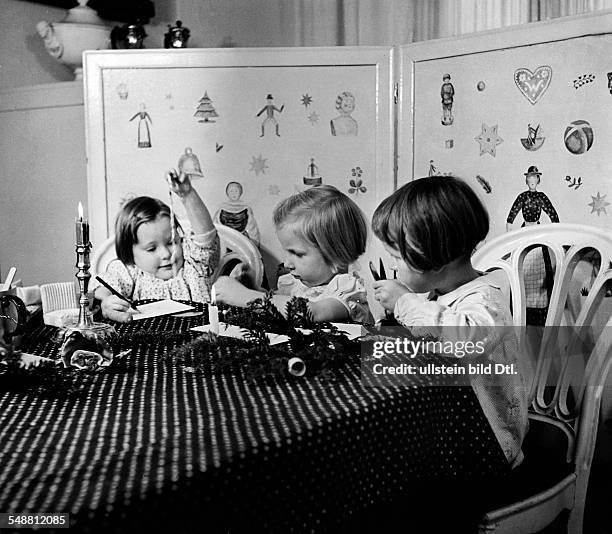 Christmas: Children tinkering gifts - 1938 - Photographer: Hedda Walther - Published by: 'Berliner Morgenpost' Vintage property of ullstein bild