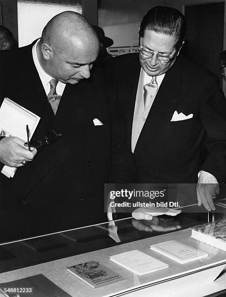 Federal Republic of Germany Hesse Frankfurt am Main: Walter Kolb *-+ Politician, Germany Mayor of Frankfurt 1946-1956 Kolb with Dr. Arthur Georgi ,...