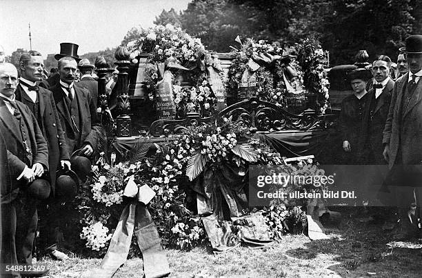 Luxemburg, Rosa - Politician, Social theorist, D *05.03.1870-+ - The funeral of Rosa Luxemburg on the way to the cemetery Friedrichsfelde; the coffin...