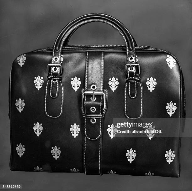 Large Venetian bag with gold lettering - cut out - 1939 - Photographer: Hedda Walther - Published by: 'Die Dame' 06/1939 Vintage property of ullstein...