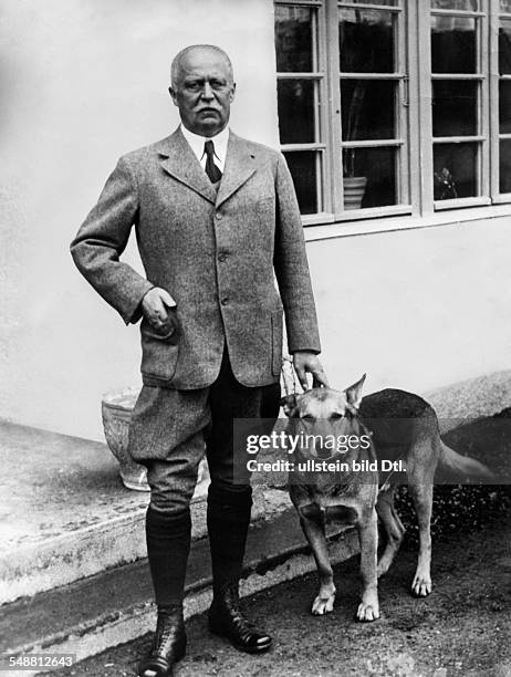 Ludendorff, Erich - General, Politician, D *09.04.1865-+ - on his 70th birthday in front of his house in Tutzing at the Lake Starnberg - Vintage...