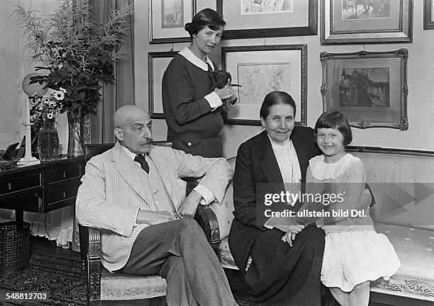 Liebermann, Max - Painter, Visual artist, Germany *20.07.1847-+ - portrait with his wife Martha, daughter Kaethe and granddaughter Maria in his Villa...